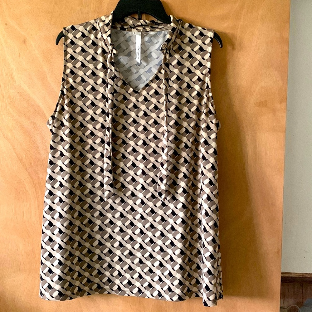 Sleeveless tie collar blouse